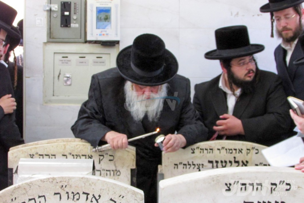 יארצייט פון כ&quot;ק אדמו&quot;ר מסערט וויזניץ זצ&quot;ל ביי חתנו האדמו&quot;ר מקוסוב וויזניץ