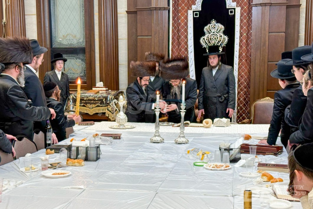 האדמו&quot;ר מסקולען זיך באטייליגט ביי שלש סעודות ביים פעטער האדמו&quot;ר מסקולען פון לעיקוואד