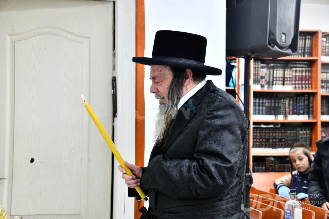 האדמו"ר מזוועהיל ביי הדלקת נרות חנוכה
