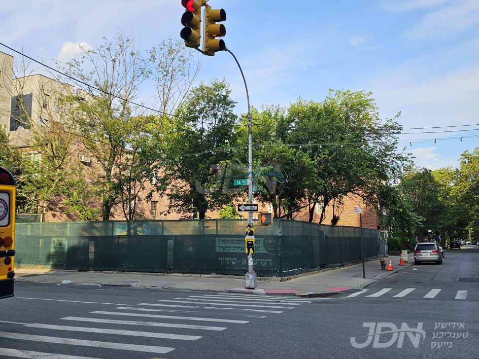 מוסדות צאנז קלויזענבורג אין פרישע בוי פראיעקט, אויפצובויען גיגאנטישע בנין הישיבה אין הארץ פון בארא פארק