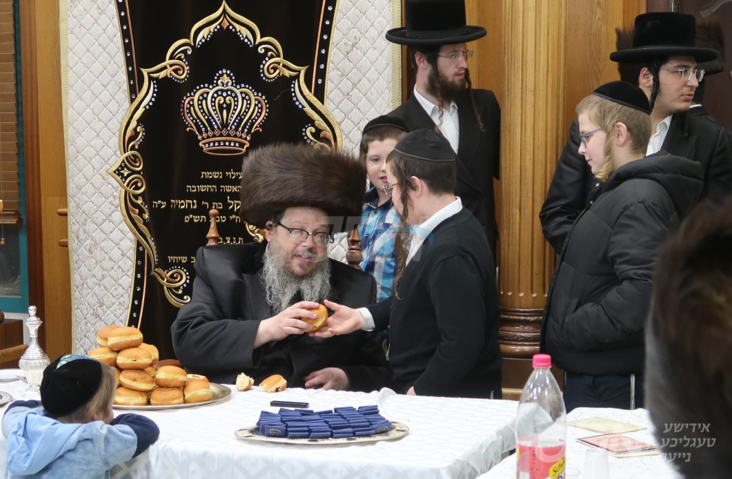 חנוכה אין חצר הקודש באסטאן ביתר