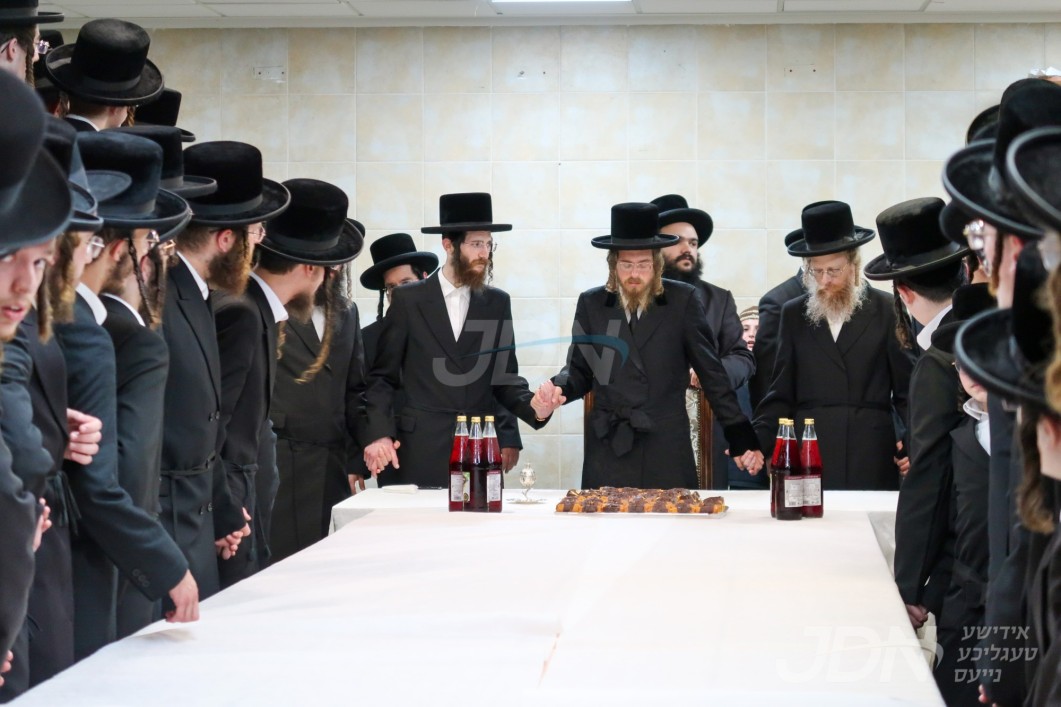 האדמו&quot;ר מסאדיגורה באזוכט אינעם קעמפ פון ישיבת בין הזמנים