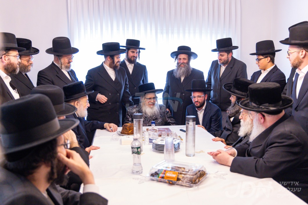 האדמו&quot;ר מסאטמאר באזוכט אין שטוב פון הנגיד ר&#039; שמואל קליין לטובת בנין תלמוד תורה בנין ליפא פריעדמאן אין בארא פארק