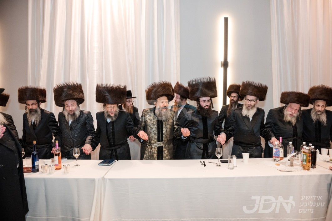 שמחת החתונה אין שיקאגא פון החתן בן אבד&quot;ק סערצין מיט הכלה בת אבד&quot;ק ווייטצען שיקאגא, בהשתתפות די פעטערס האדמו&quot;רים מבאבוב-45 און ראחמיסטריווקא