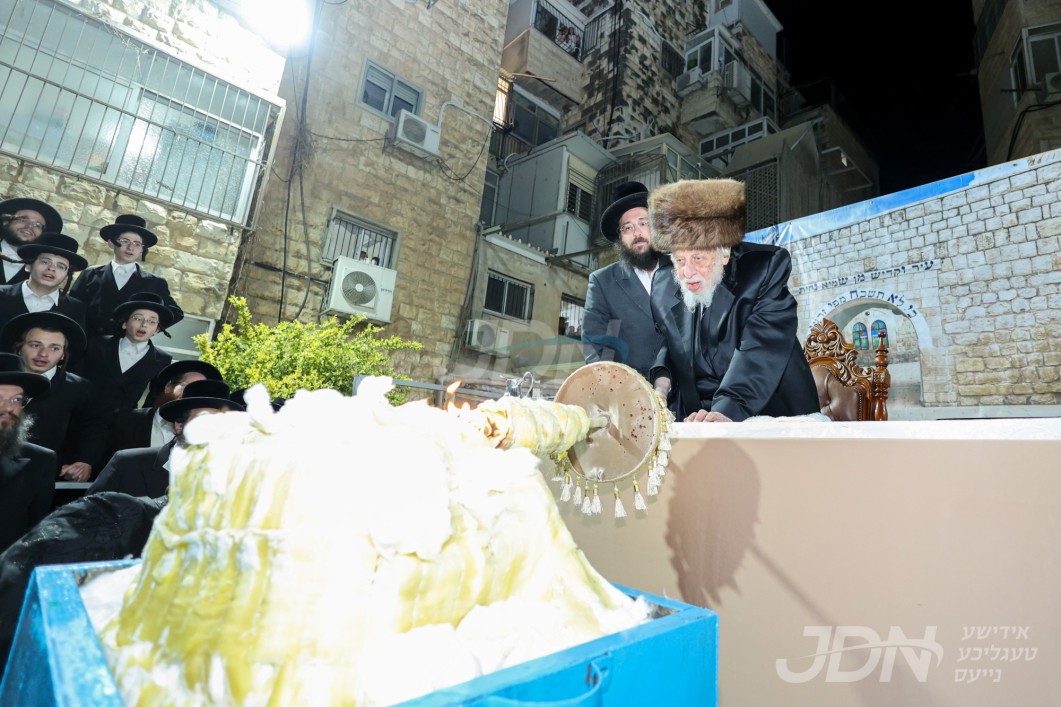 האדמו&quot;ר מקאפיטשניץ ביים הדלקה ל&quot;ג בעומר