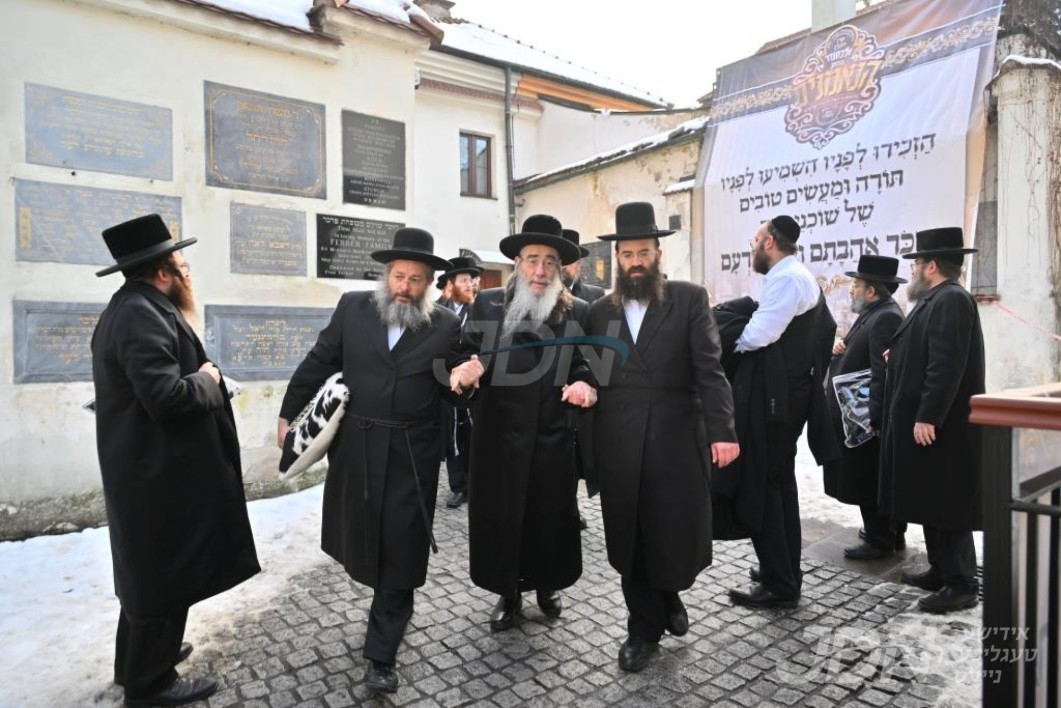 האדמו"ר מאלכסנדר אויף א נסיעה צו מקומות הקדושים אין אייראפע מיט תומכי בנין ביהמ"ד הגדול אלכסנדר אין בני ברק
