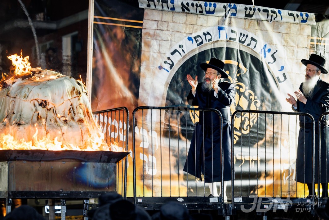 האדמו&quot;ר מבאבוב-45 ביים הדלקה ל&quot;ג בעומר