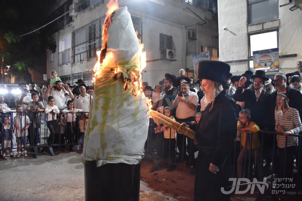האדמו&quot;ר מאשלאג ביים הדלקה ל&quot;ג בעומר