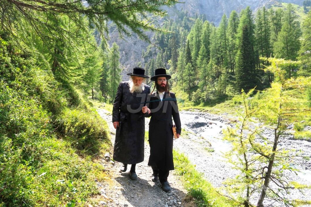 האדמו&quot;ר ממבקשי אמונה אויף אפרוה אין דאבוס, שווייץ