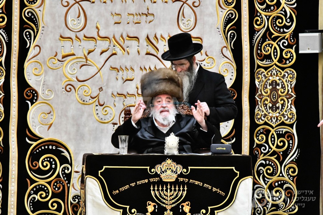 האדמו"ר מוויזניץ ביי הדלקת נרות חנוכה