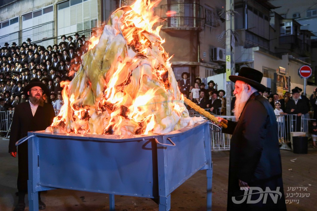 האדמו&quot;ר ממחנובקה בעלזא ביים הדלקה ל&quot;ג בעומר