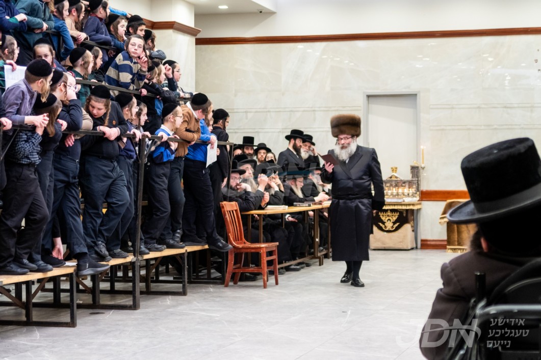 האדמו"ר מוויזניץ בארא פארק ביי הדלקת נרות חנוכה