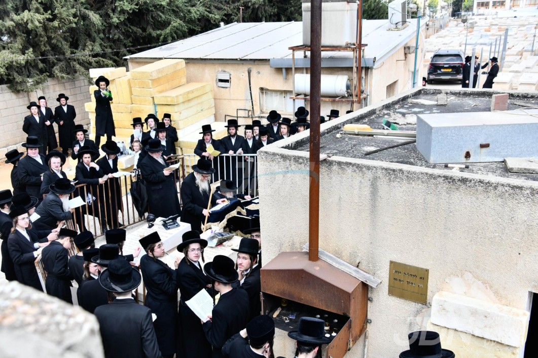 האדמו&quot;ר מטשערנאביל ביים עלי&#039; לציון אביו הרה&quot;ק מטשערנאביל זי&quot;ע לרגל די יארצייט