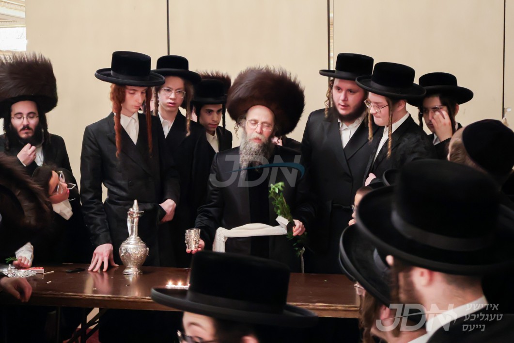 מוצאי שבת קודש ביי האדמו&quot;ר מקרעטשניף סיגעט וויליאמסבורג