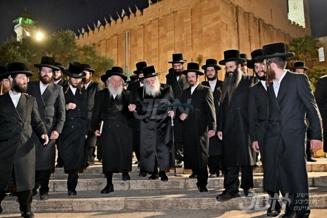 האדמו&quot;ר מנדבורנה ירושלים איז מתפלל ביים מערת המכפלה אין חברון מיט די תומכי המוסדות