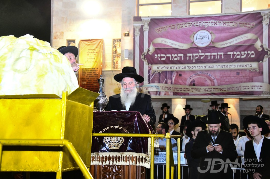 האדמו&quot;ר רבי רפאל אבוחצירא ביים הדלקה ל&quot;ג בעומר אין מירון