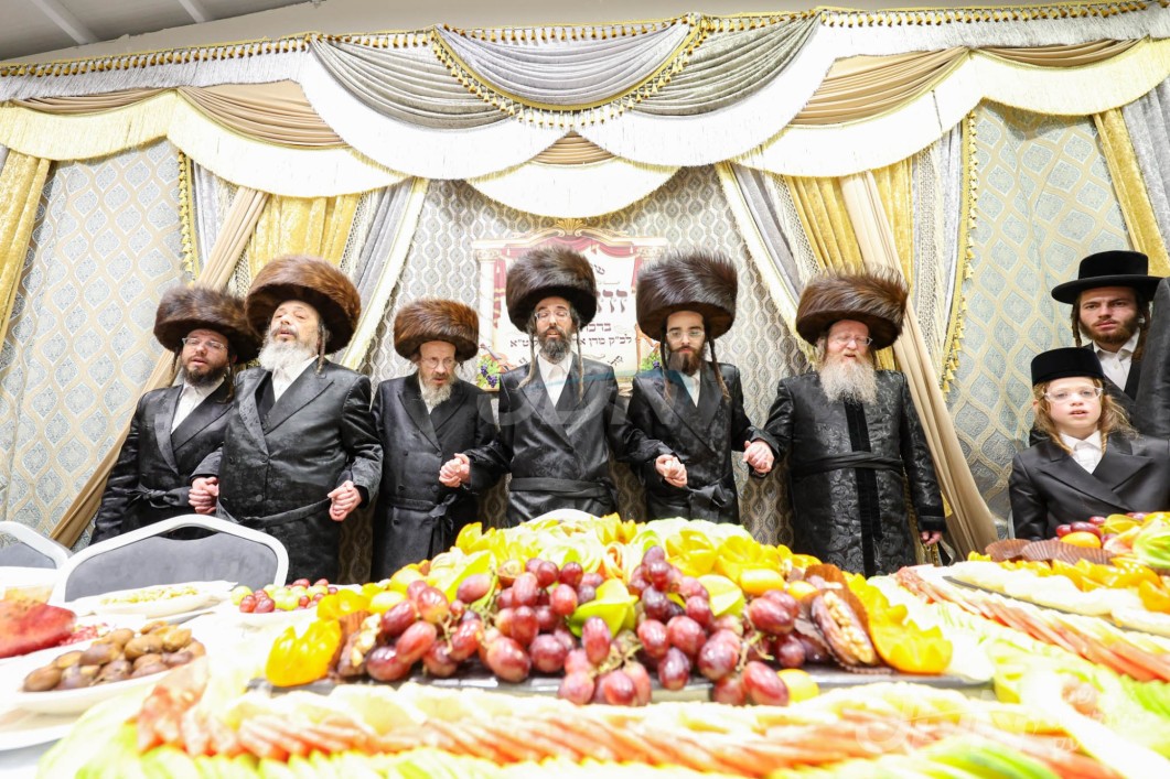 האדמו"ר מזוועהיל ביים חמשה עשר בשבט טיש, אינאיינעם מיטן שמחת השבע ברכות בבית זוועהיל - טרעבישאן