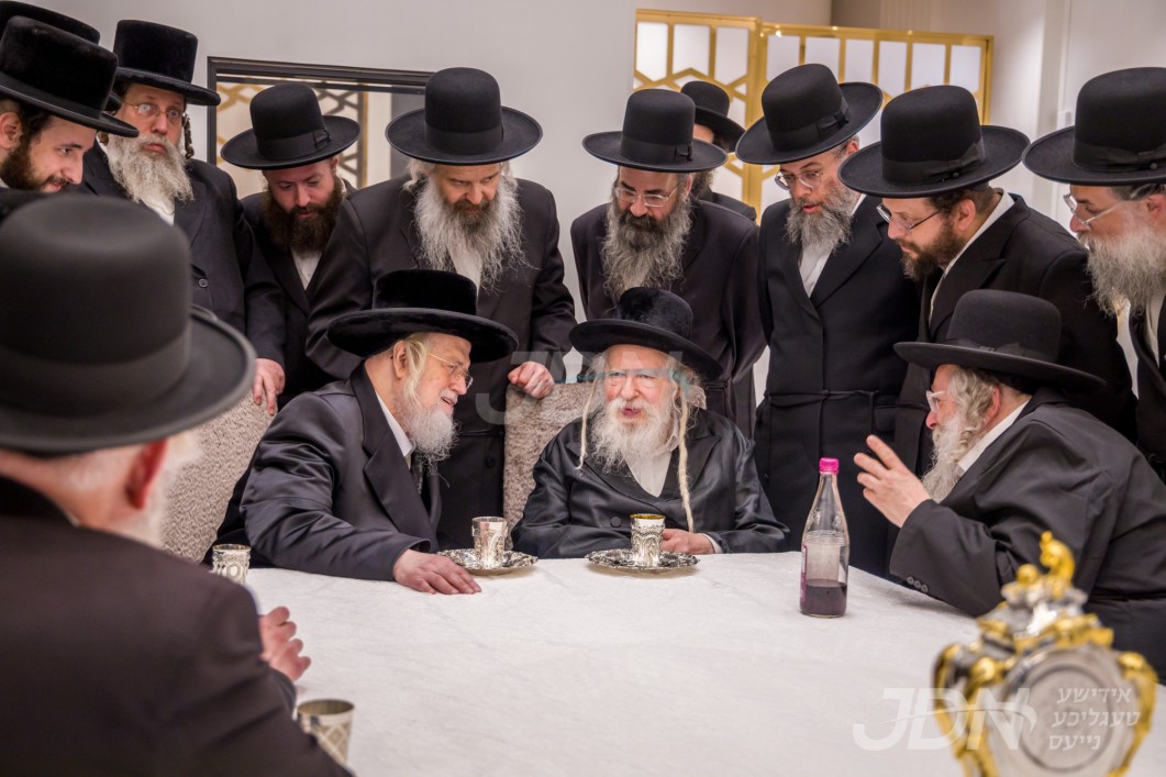 האדמו&quot;ר ממונקאטש באזוכט ביי האדמו&quot;ר מגור, אין די אכסניא אין מאנסי בבית הרבני הנגיד ר&#039; מאיר פריי