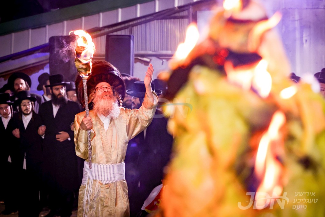 הגה&quot;צ רבי נחמן בידערמאן ביים הדלקה ל&quot;ג בעומר אין מירון