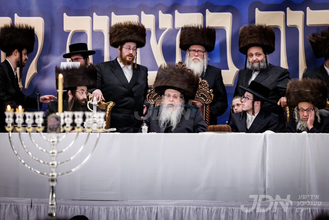 האדמו"ר מטאהש ביי הדלקת נרות חנוכה אינאיינעם מיטן שמחת התנאים פון אן אייניקל אין מאנסי