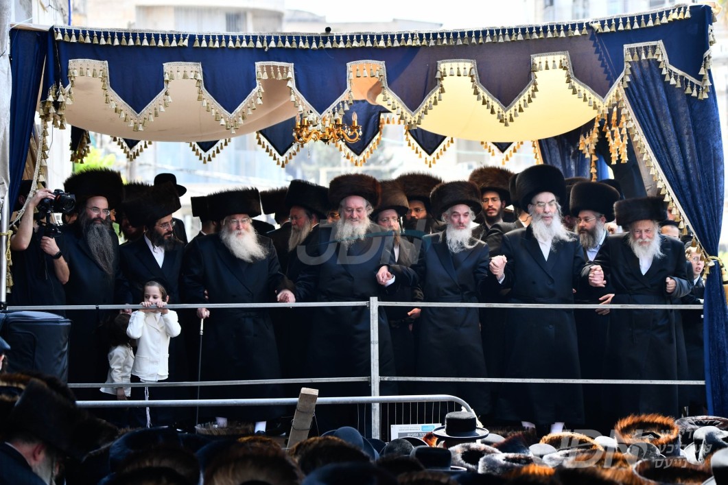 שמחת החתונה פון החתן בן האדמו&quot;ר מלוצק און אייניקל פון האדמו&quot;ר מאלכסנדר