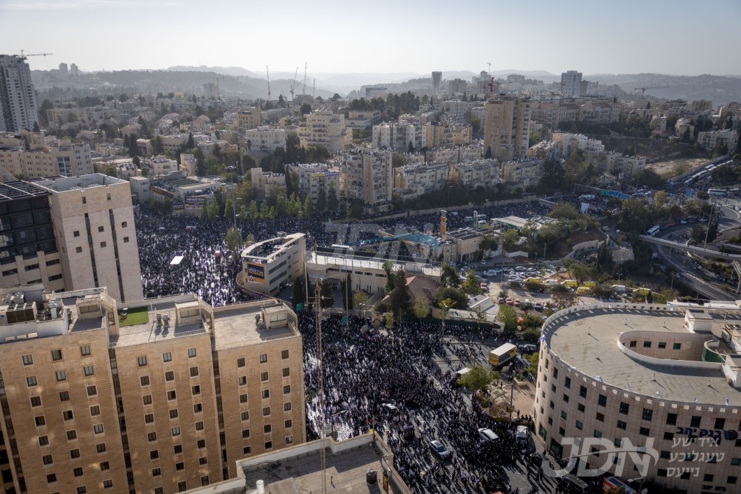 ובמקהלות מאות רבבות עמך בית ישראל: ערשטע באריכט און בילדער פון די היסטארישע עצרת המיליאן – זעקת התורה ברחובות העיר ירושלים