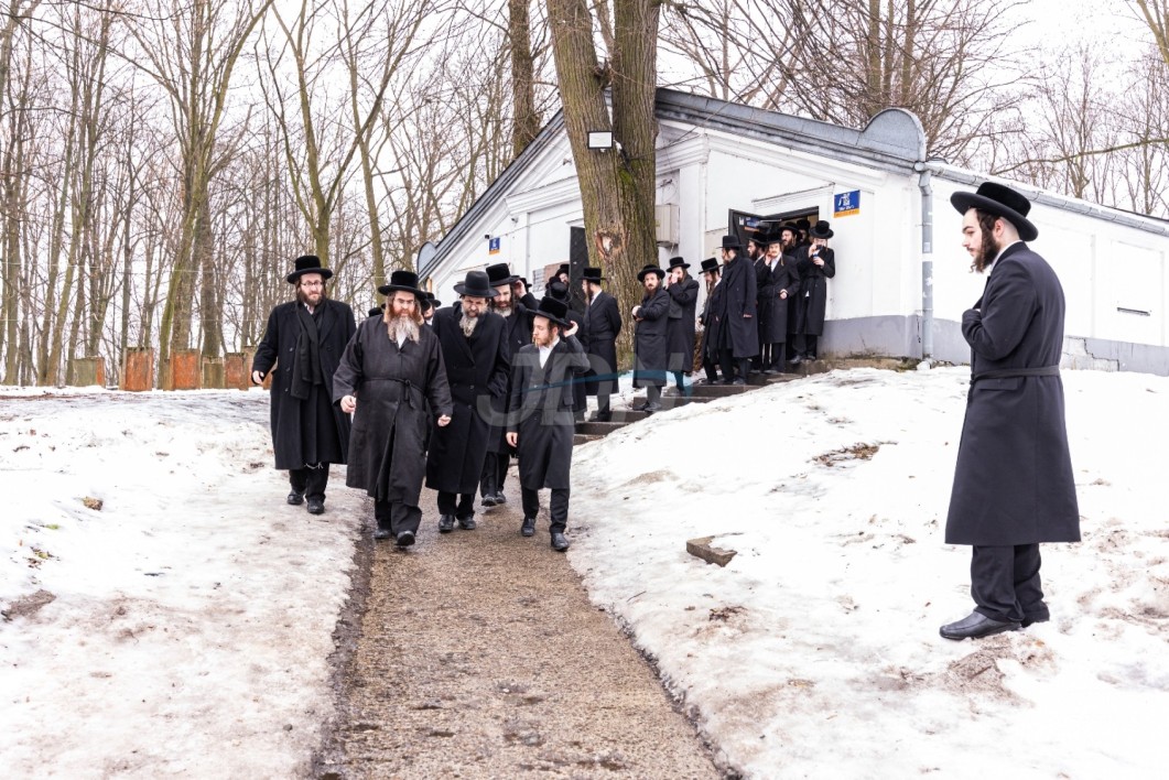 האדמו"ר מתולדות יהודה סטוטשין אויף א נסיעה צו מקומות הקדושים אין אייראפע אינאיינעם מיט תומכים פון די ישיבה צוגעשטעלט און ארגאנעזירט געווארן דורך די 'ללכת' פירמע