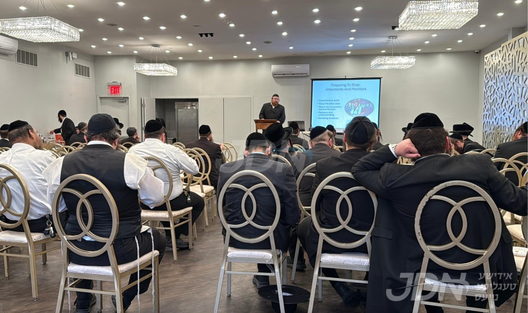 פולע באס דרייווערס אין בארא פארק האבן זיך צוזאמגענומען אויף א סעיפטי מיטונג צום נייעם שנת הלימודים