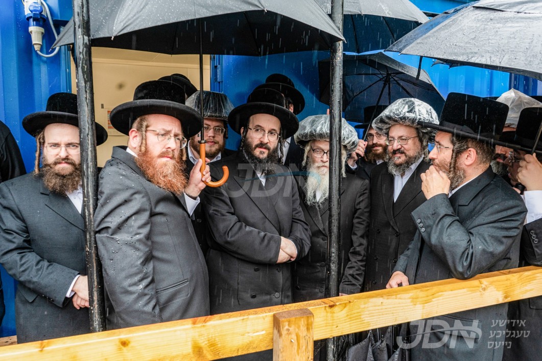 מעמד יציקת היסודות פארן נייעם ביהמ&quot;ד דחסידי באבוב 45 אין לאנדאן, בראשות הגה&quot;צ ר&#039; יוסף אונגער שליט&quot;א