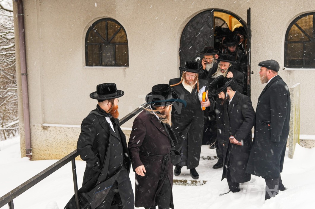 האדמו"ר משומרי אמונים ב"ב אויף א נסיעה צו מקומות הקדושים אין אייראפע