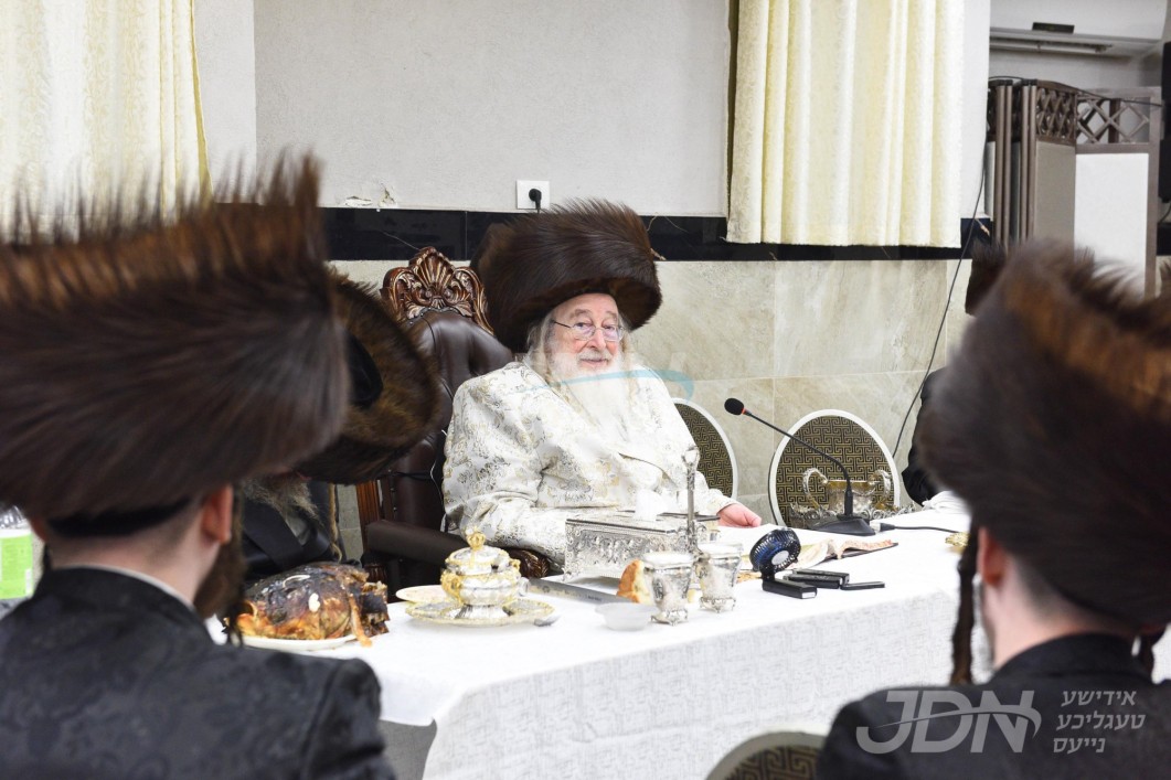 האדמו&quot;ר מספינקא ביים טיש מוצאי יום כיפור