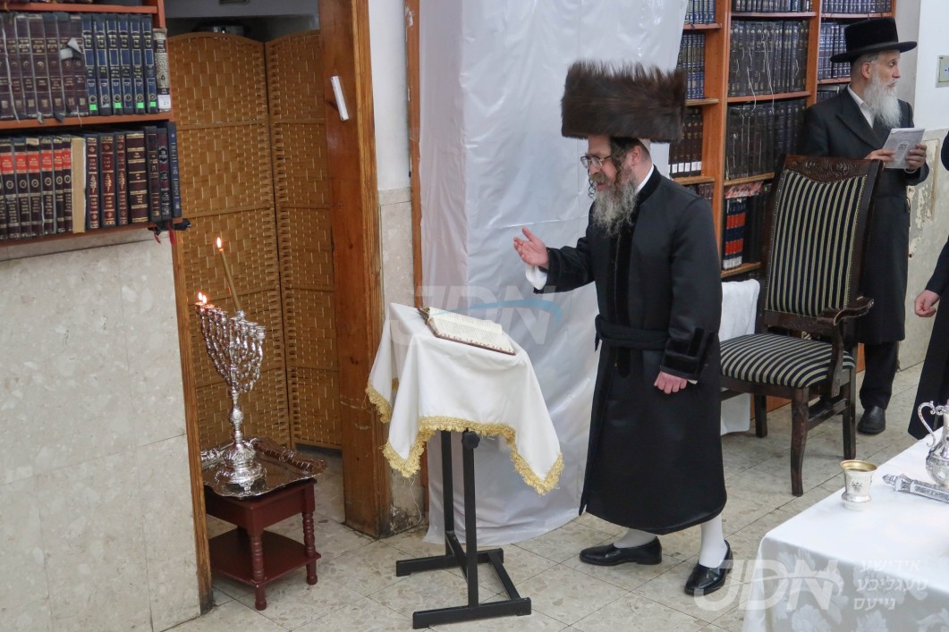 האדמו"ר מקרעטשניף סיגעט ביי הדלקת נרות חנוכה
