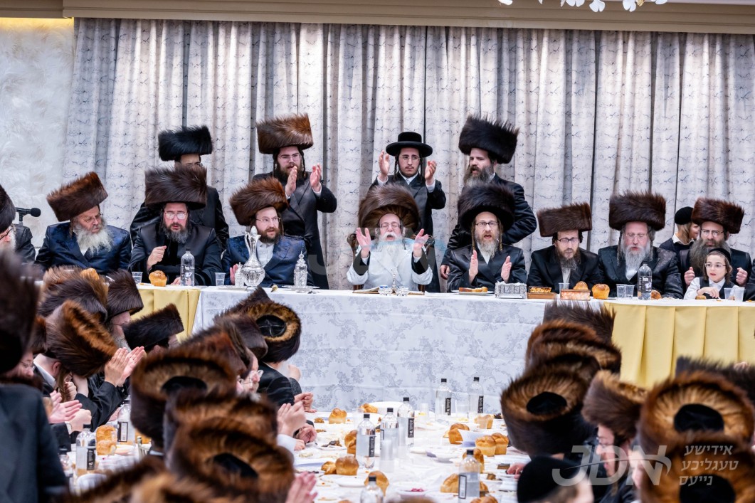 האדמו&quot;ר מסקולען פון וויליאמסבורג ביים סעודת הודאה מוצאי שבת נחמו אין קרית יטב לב בלומינגבורג