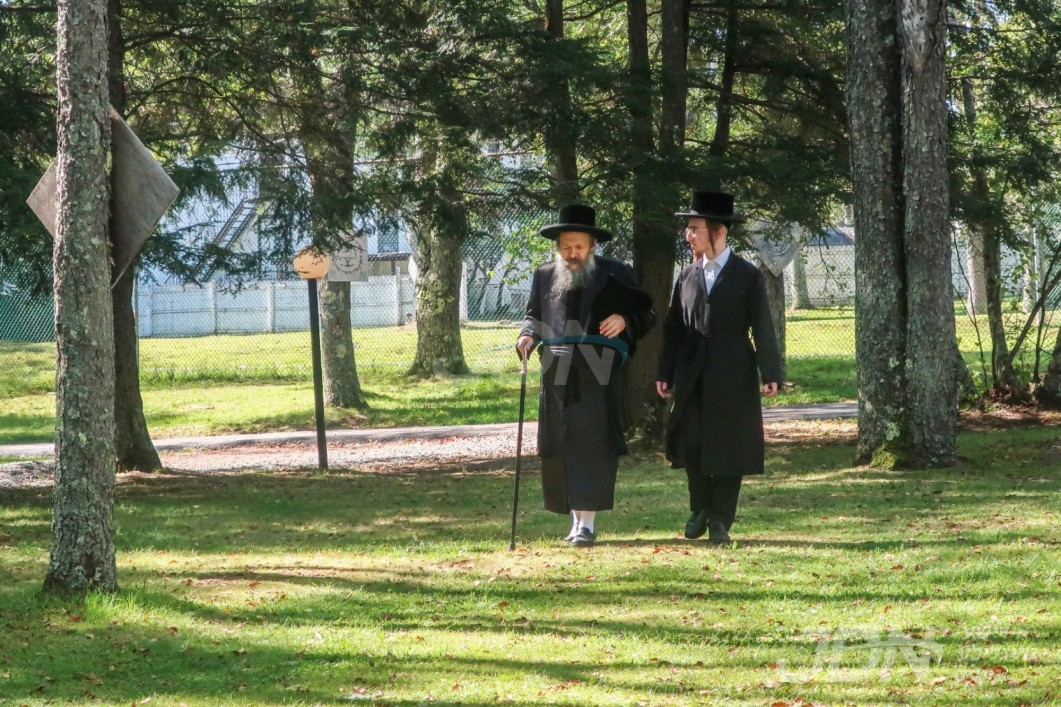 האדמו&quot;ר מבאבוב-45  במשך די זומער וואכן בקרב תלמידי המתיבתא, אין מחנה מתיבתא ד&#039;באבוב-45 אין פארקסוויל, ניו יארק