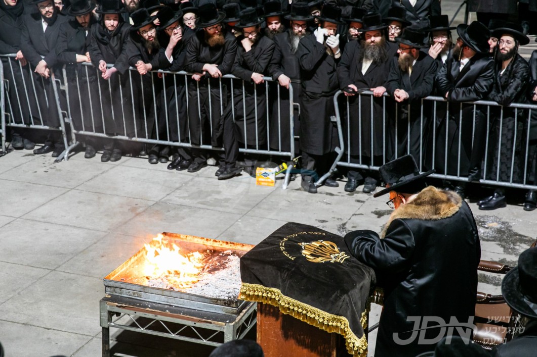 האדמו"ר מסקווירא ביי שריפת הפתילות