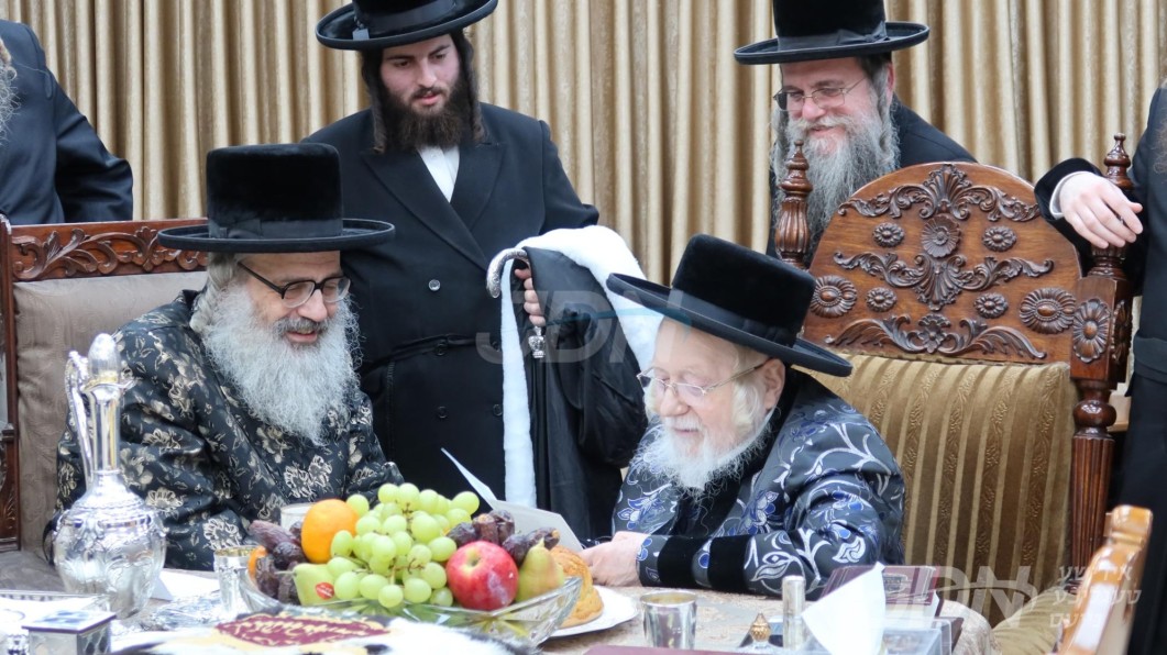 האדמו"ר מוויזניץ פון בית שמש באזוכט ביי האדמו"רים מטשארנאביל און קרעטשניף לקראת די שמחת החתונה פון אן אייניקל