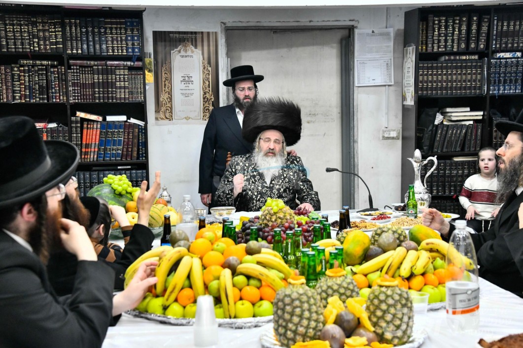 האדמו"ר מזוטשקא אמסנא ביים חמשה עשר בשבט טיש