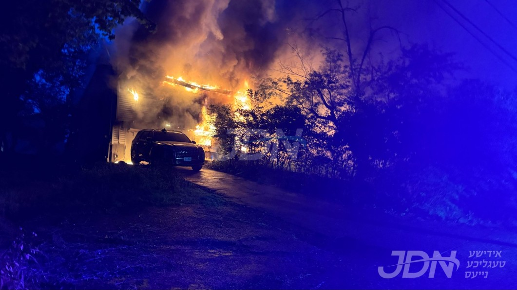 העלישע נאכט פייער פארניכטעט אידישע הויז אין בלומינגראוו קרית יואל