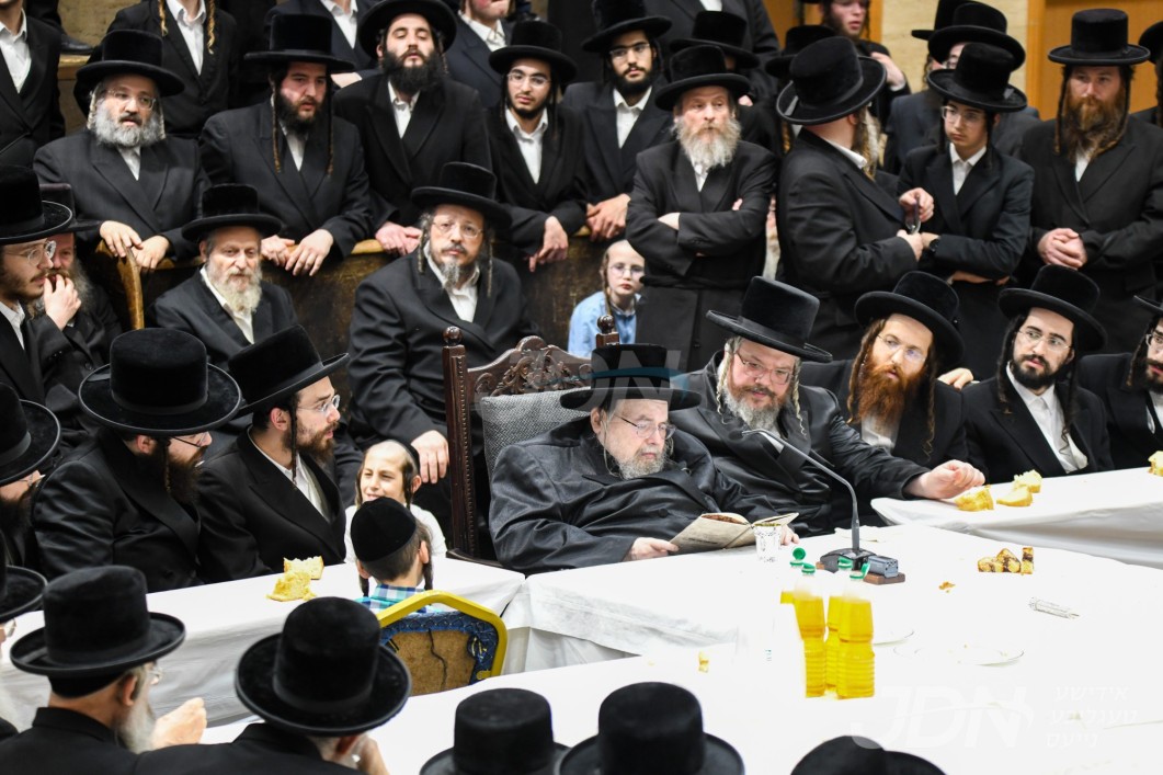 האדמו&quot;ר מבעלזא ביים לחיים טיש מוצאי שבעה עשר בתמוז