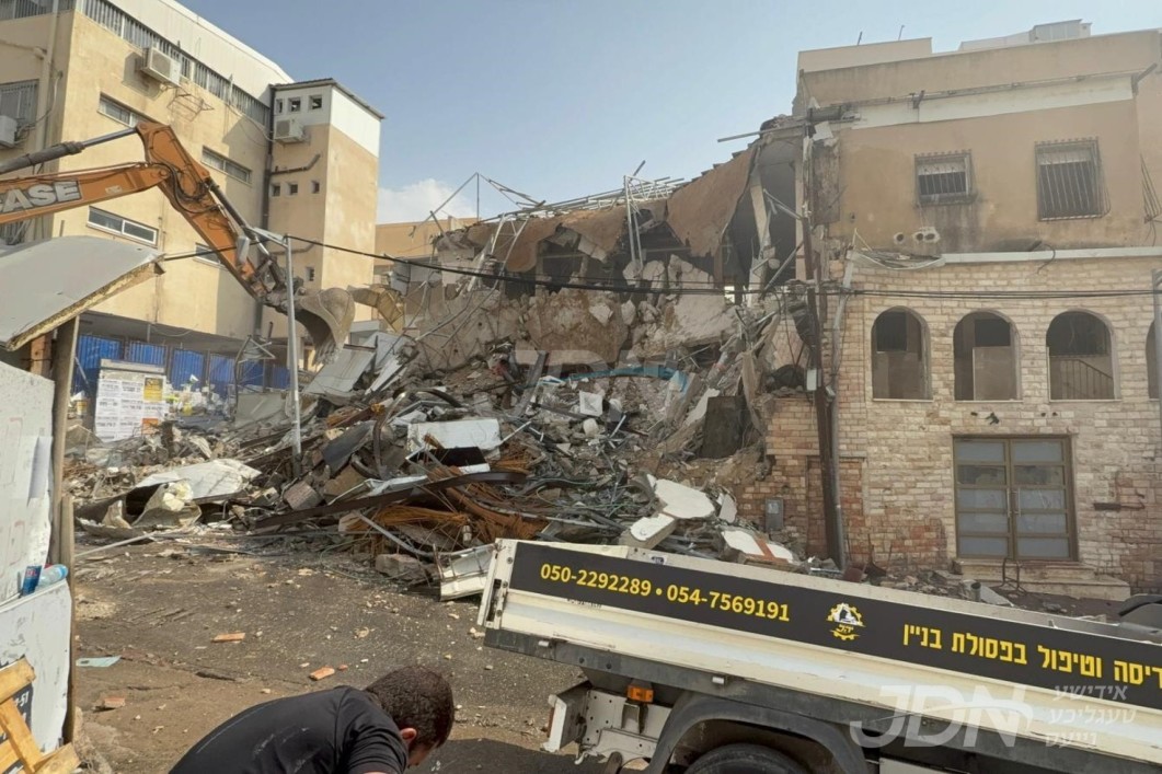 סותר על מנת לבנות: ביהמ&quot;ד אלכסנדר אין בני ברק אראפגעווארפן, אין בעפארברייטונג צום אויפבוי פון נייע ביהמ&quot;ד הגדול דחסידי אלכסנדר