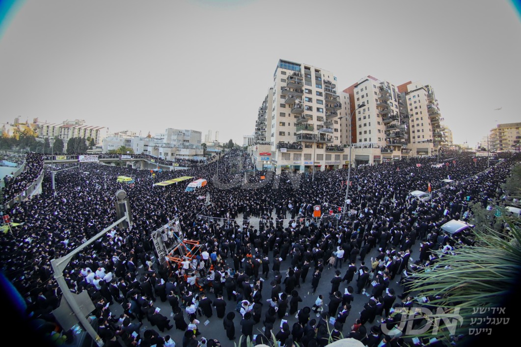 וכולם מקבלים עול מלכות שמים: קידוש השם מסוף העולם ועד סופו, דורך הונדערטער טויזענטער אידן בפלטרין של מלך
