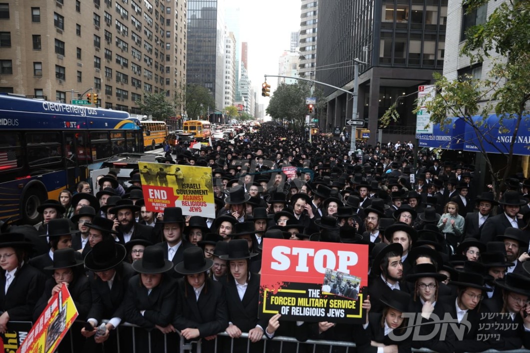 לייוו ווידעא: היסטארישע עצרת מחאה אדירה ברחובות העיר מאנהעטן, במעמד אלפי ישראל ובראשות גדולי הדור