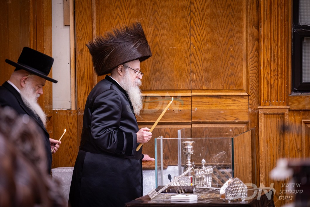 האדמו"ר מצאנז קלויזענבורג ביי הדלקת נרות חנוכה