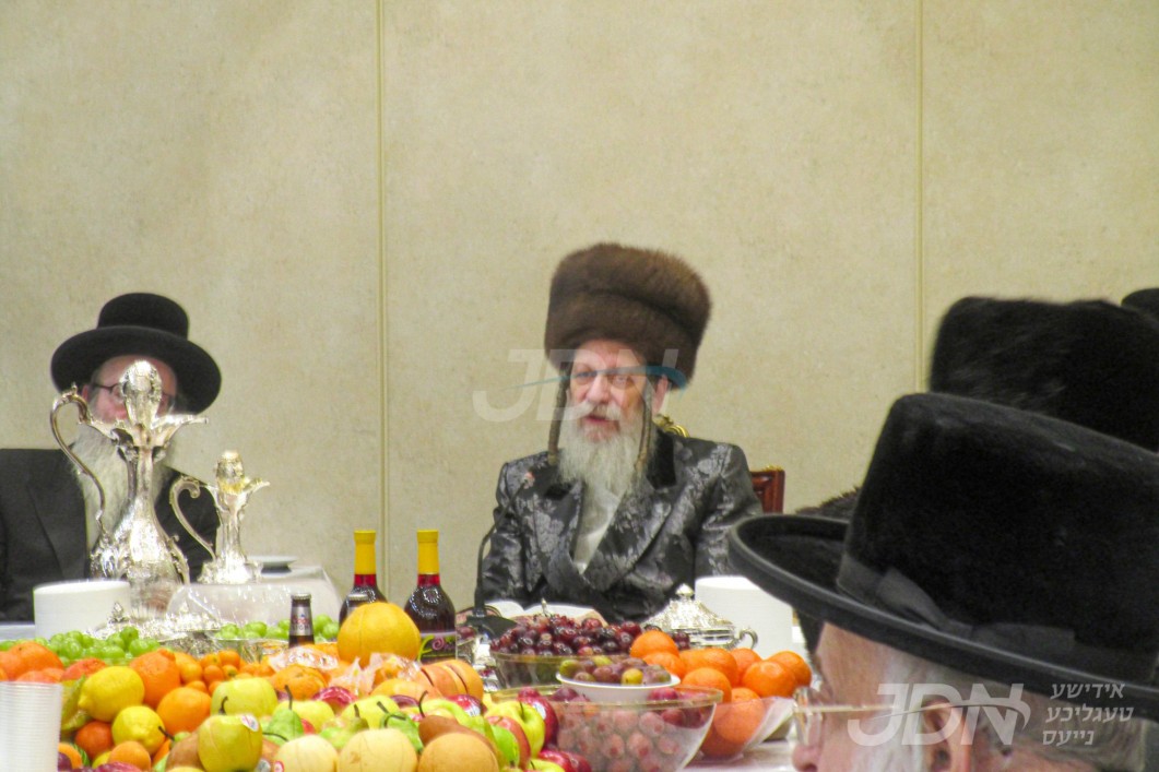 האדמו"ר מבורשטין ביים חמשה עשר בשבט טיש