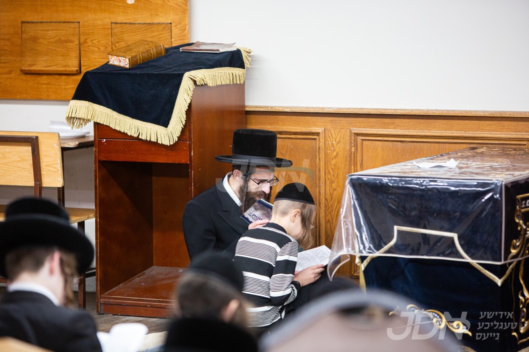 תשעה באב אין חצר הקודש ישועות יעקב סקולען אין ביהמ&quot;ד סקולען אין בארא פארק