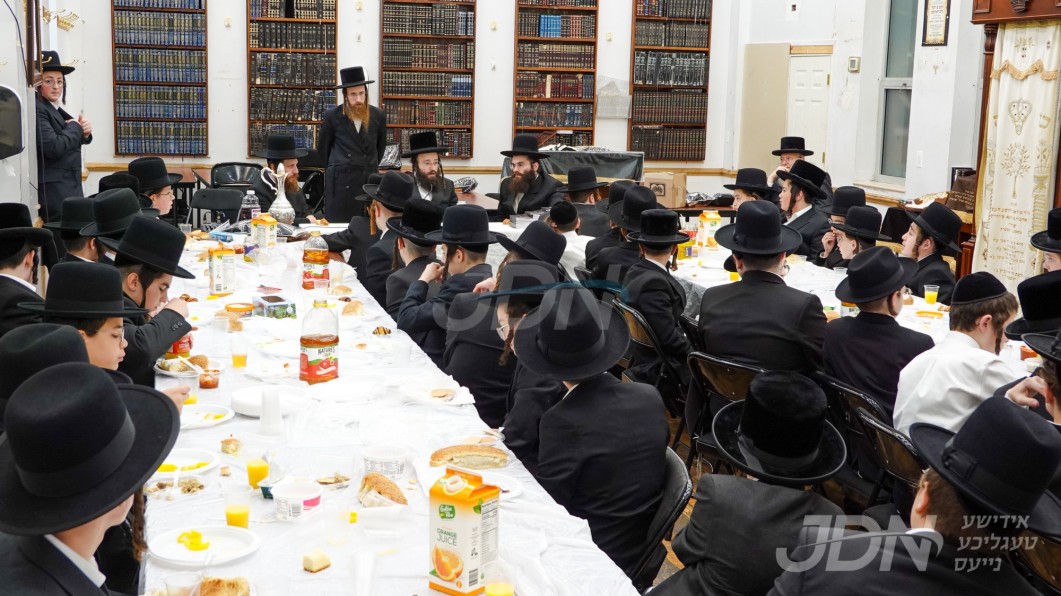 ישיבת מבקשי השם ביי תפילת שחרית און סעודת ראש חודש ביי האדמו&quot;ר מקאסוב