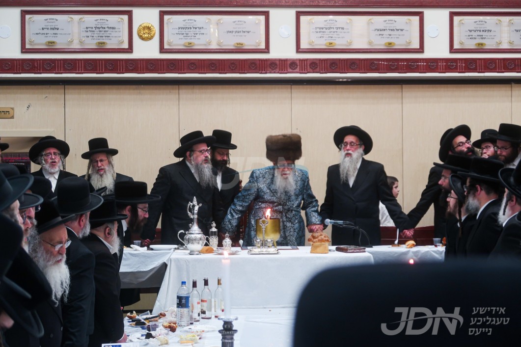 האדמו&quot;ר מדינוב ביים טיש ל&quot;ג בעומר