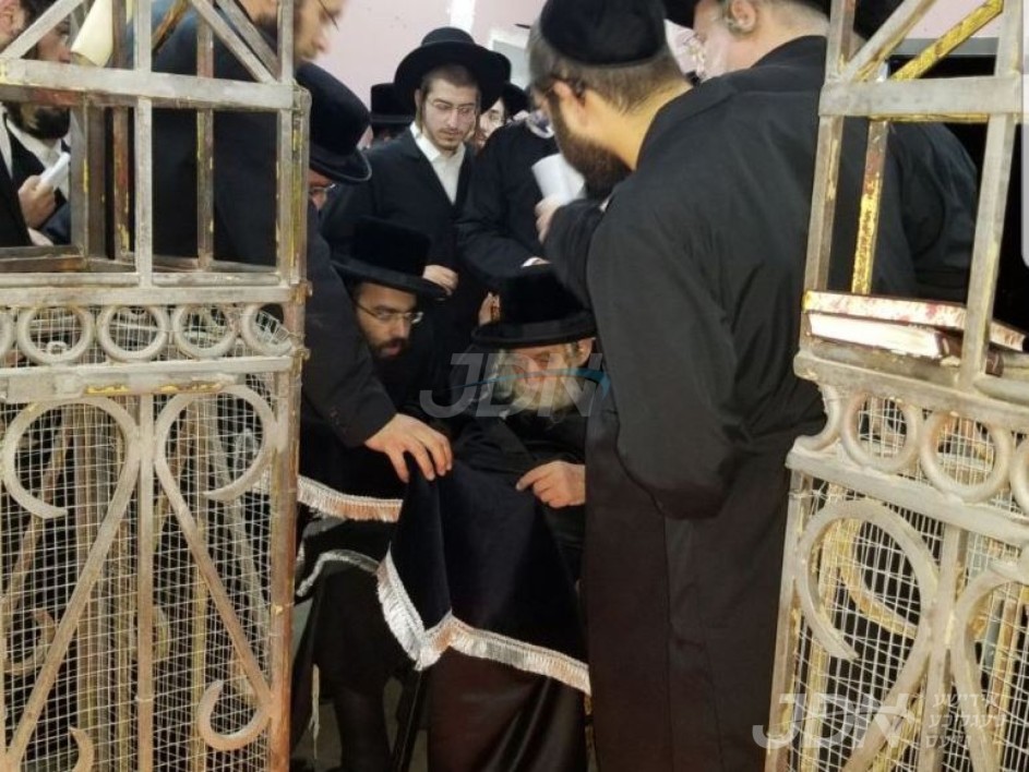 האדמו&quot;ר מטשערנאביל גרייט זיך אונטערצונעמען א מסע הקודש קיין אייראפע מיט נגידים ותומכים, ערשטמאליגע שבת אין שטאט ליזענסק