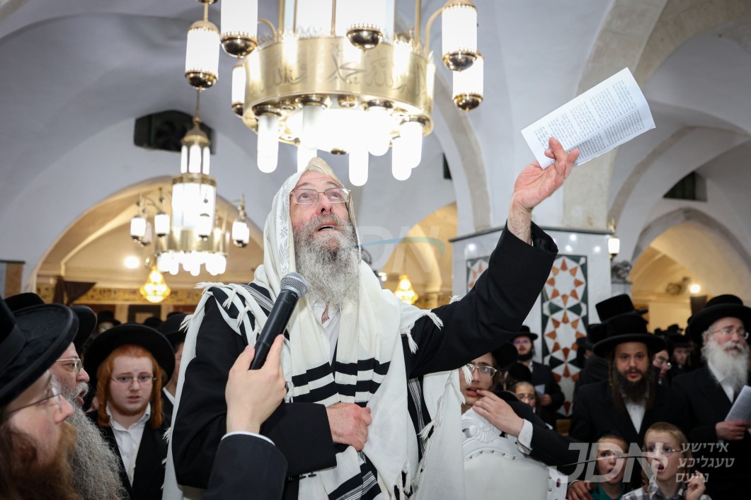 מעמד תפילה ערב ראש חודש אלול ביים מערת המכפלה בראשות הגה&quot;צ רבי אלימלך בידערמאן