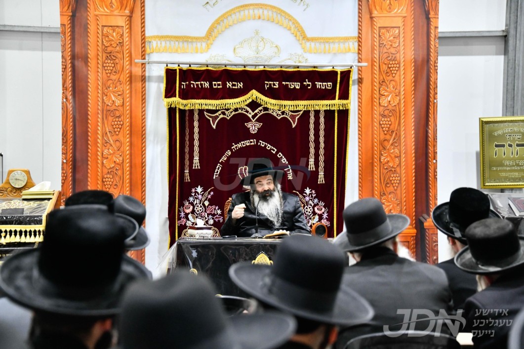 האדמו&quot;ר מזוטשקא ביים שמועס הכנה צו חנוכה